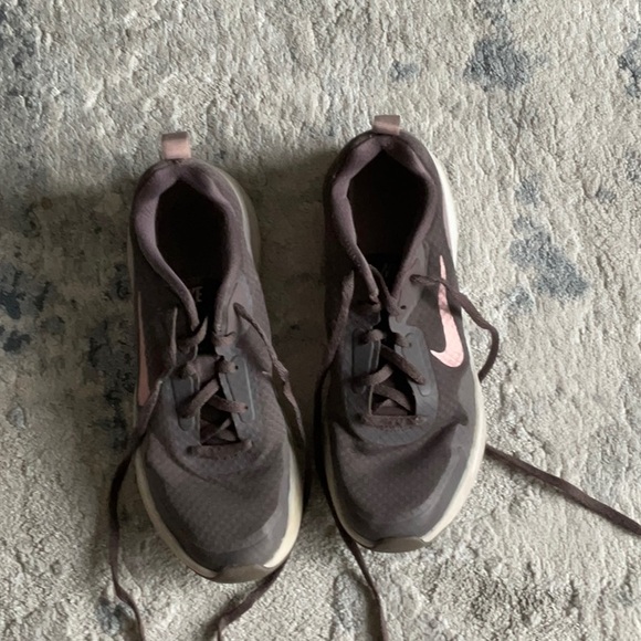 SET OF POOR QUALITY SHOES - Picture 2 of 10